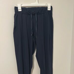 Lululemon Navy Blue On The Fly Jogger Pants Travel Athletic Hiking Size 4